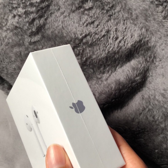 AirPods for sale / AirPods à vendre. - Picture 2 of 2